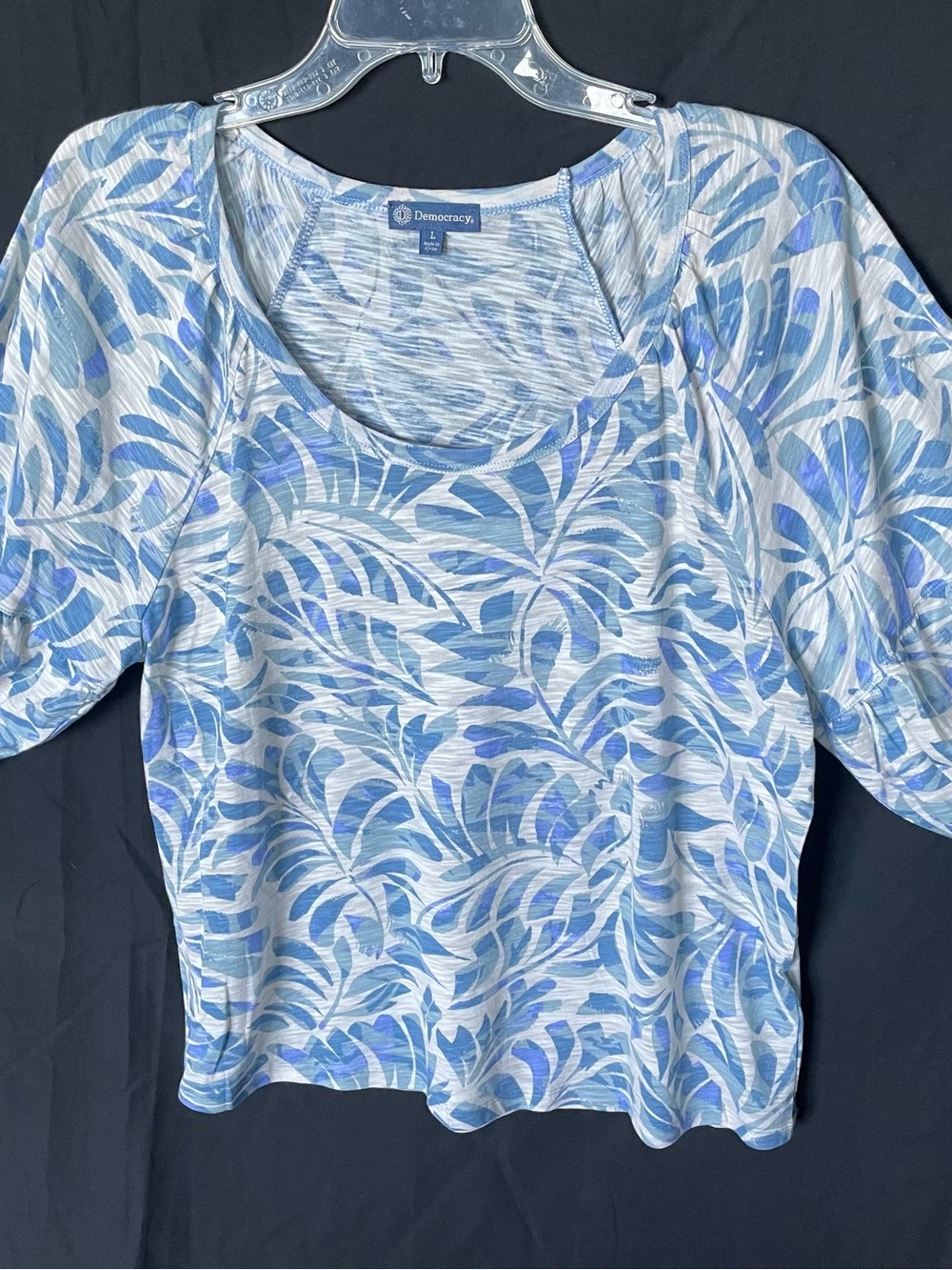 Democracy Light Blue & White Leaf-Print Scoop Neck Short Sleeve Top